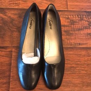 Brand New! Black Trotters with little heel